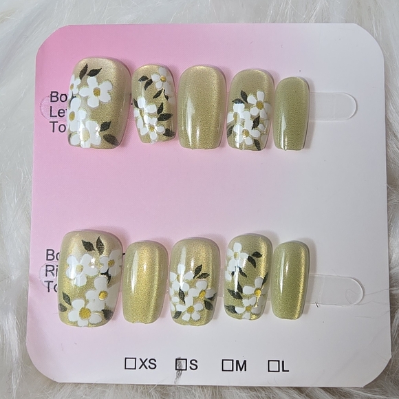 Handmade Floral Gold Press-On Nails - Picture 2 of 3